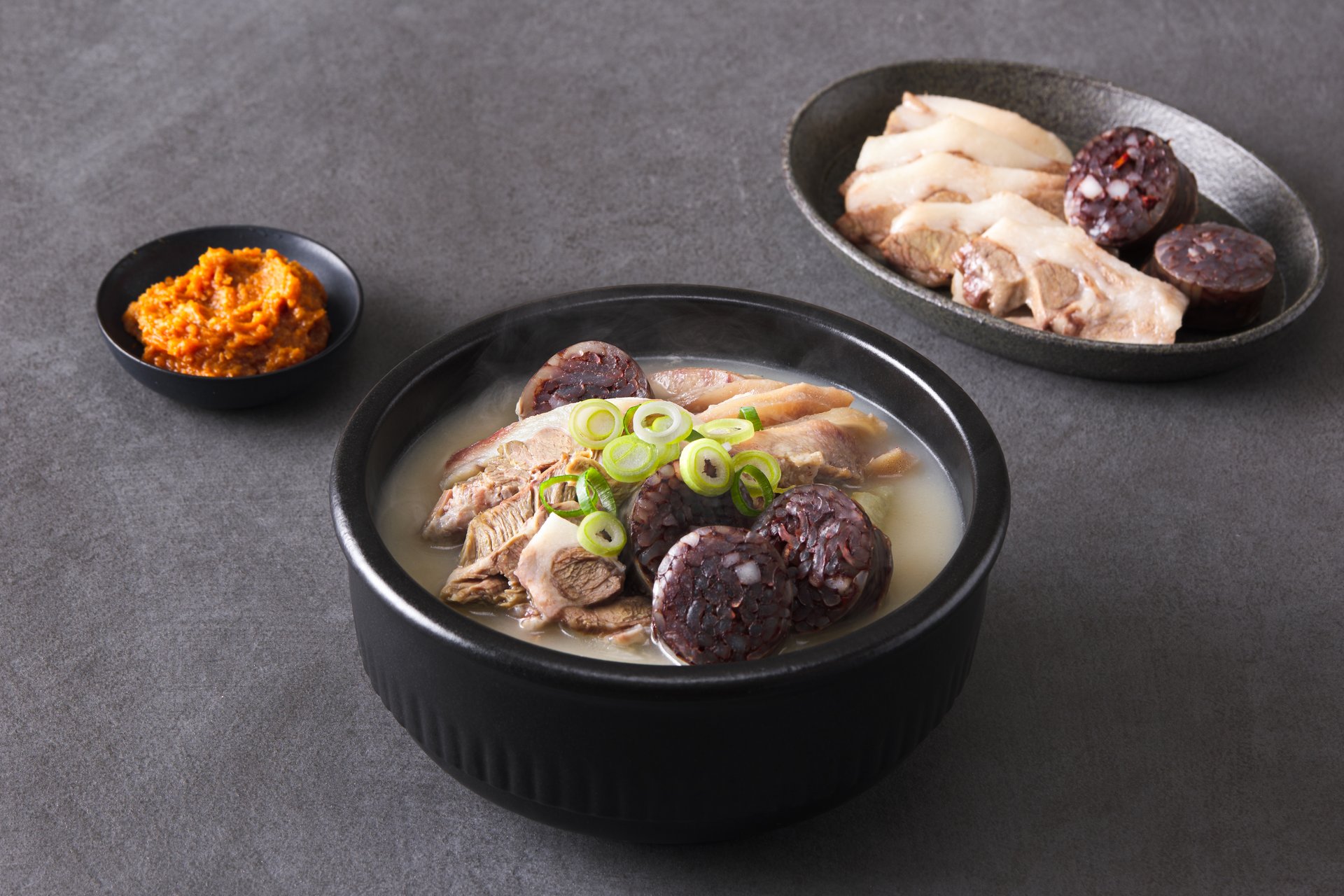 순대국 특 — 순대와 고기를 넉넉하게 별도 제공하는 한 상